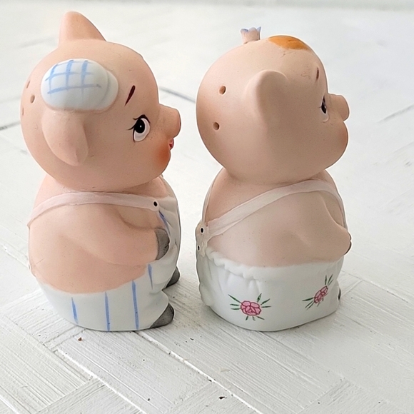 Two Little Pigs in Overall's Salt and Pepper Shakers Collectible Adorable - Picture 4 of 7